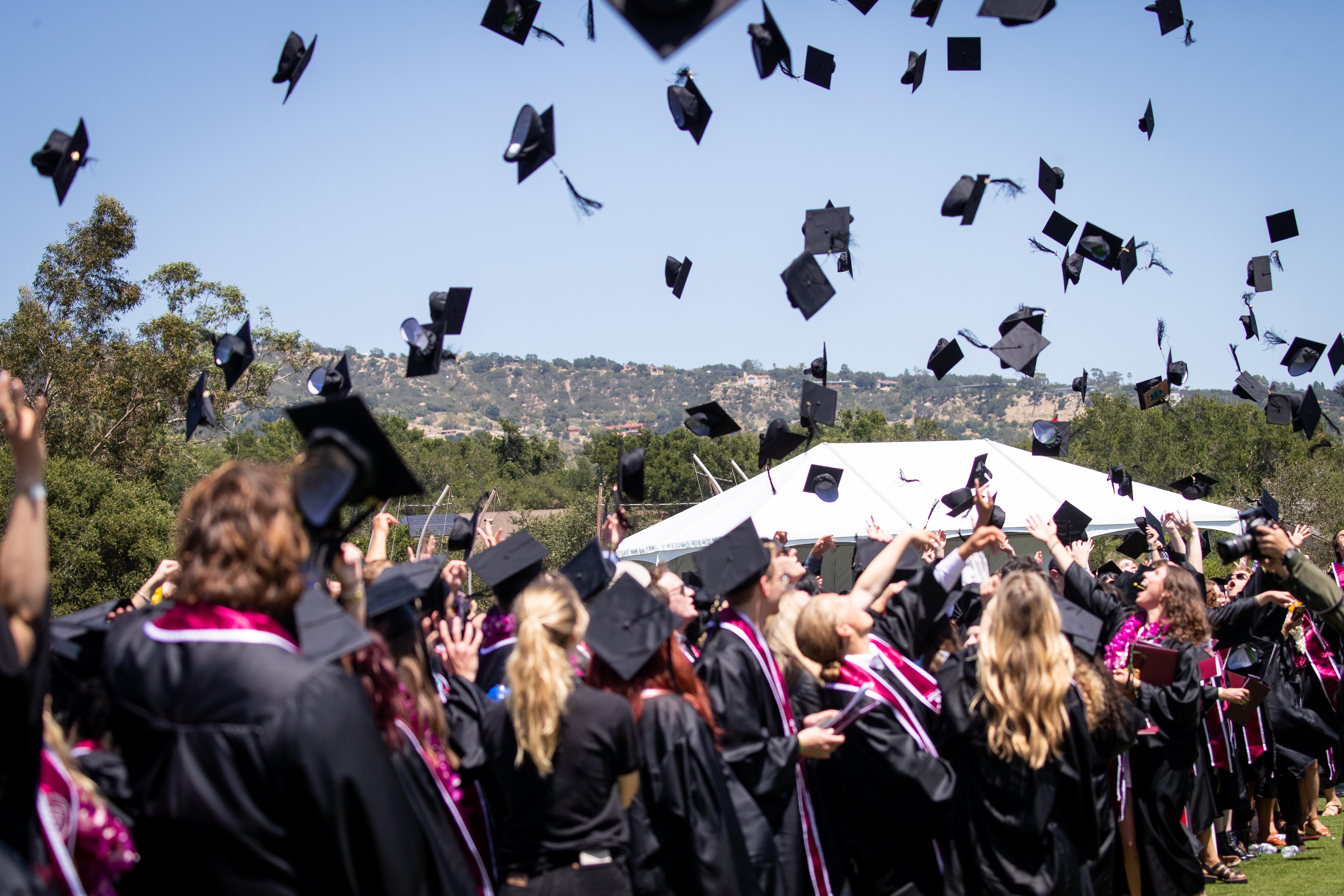 威斯蒙特大学的毕业生向空中扔帽子